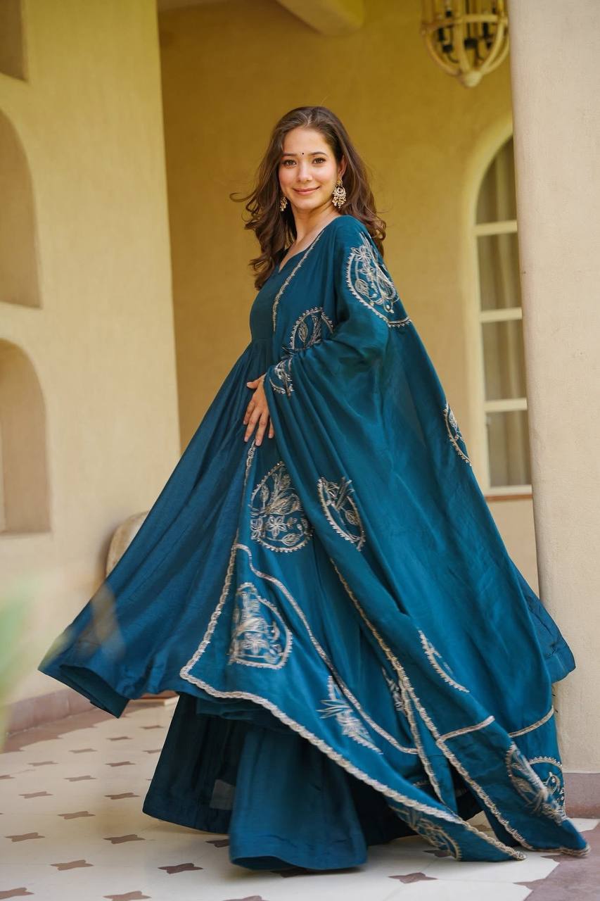 Regal Deep Navy Flared Anarkali Suit Set Featuring a Richly Embroidered Bird-Motif Dupatta with Scalloped Borders